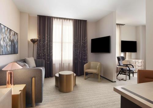 Suite Junior con cama extragrande y ducha accesible en silla de ruedas - Adaptada para personas con movilidad reducida/discapacidad auditiva del hotel The Clift Royal Sonesta San Francisco. Foto 6