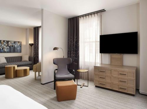 Suite Junior con cama extragrande y ducha accesible en silla de ruedas - Adaptada para personas con movilidad reducida/discapacidad auditiva del hotel The Clift Royal Sonesta San Francisco. Foto 7