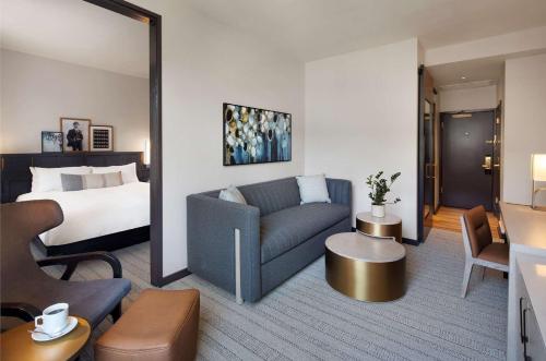 Suite Junior con cama extragrande y ducha accesible en silla de ruedas - Adaptada para personas con movilidad reducida/discapacidad auditiva del hotel The Clift Royal Sonesta San Francisco. Foto 8