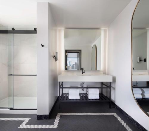 Suite Junior con cama extragrande y ducha accesible en silla de ruedas - Adaptada para personas con movilidad reducida/discapacidad auditiva del hotel The Clift Royal Sonesta San Francisco. Foto 9