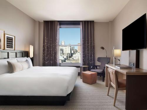 Habitación con cama extragrande y vistas a la ciudad del hotel The Clift Royal Sonesta San Francisco