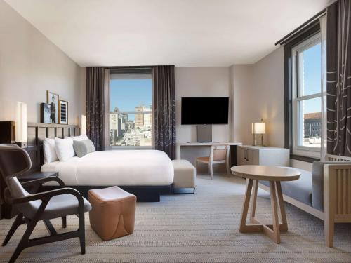 Habitación con cama extragrande y vistas a la ciudad del hotel The Clift Royal Sonesta San Francisco. Foto 1