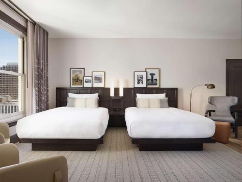 Habitación Executive con 2 camas grandes del hotel The Clift Royal Sonesta San Francisco. Foto 1