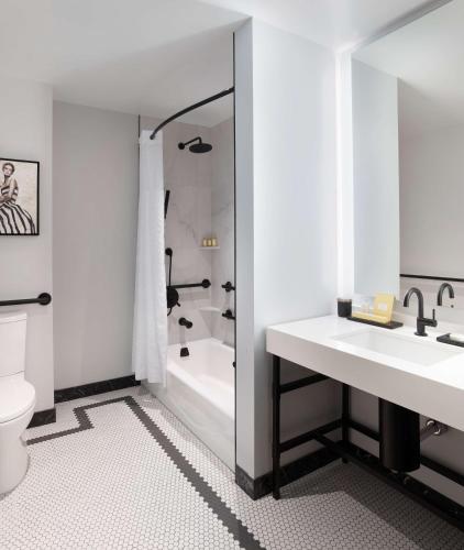 Habitación con 2 camas grandes - Adaptada para personas con discapacidad del hotel The Clift Royal Sonesta San Francisco. Foto 3
