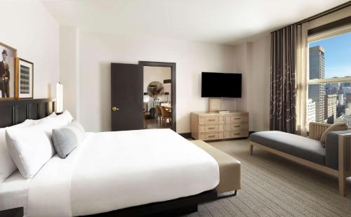 Suite Lujo 1 Cama queen con salón del hotel The Clift Royal Sonesta San Francisco. Foto 4