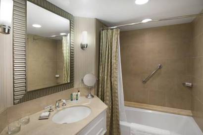 Habitación con ducha accesible en silla de ruedas - Adaptada para personas con discapacidad/discapacidad auditiva - Cama extragrande del hotel Parc 55 San Francisco - A Hilton