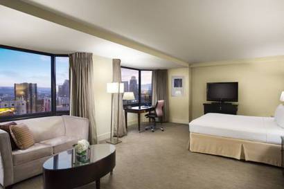 Suite Junior con cama extragrande y zona de estar del hotel Parc 55 San Francisco - A Hilton