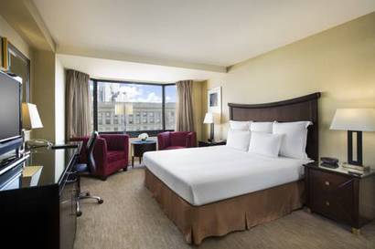 Habitación con ducha accesible en silla de ruedas - Adaptada para personas con discapacidad/discapacidad auditiva - Cama extragrande del hotel Parc 55 San Francisco - A Hilton. Foto 1