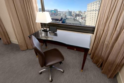 Suite Junior con cama extragrande y zona de estar del hotel Parc 55 San Francisco - A Hilton. Foto 3