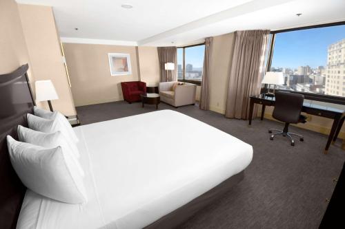 Suite Junior con cama extragrande y zona de estar del hotel Parc 55 San Francisco - A Hilton. Foto 4