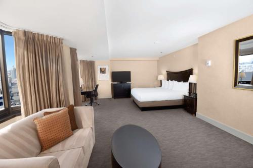 Suite Junior con cama extragrande y zona de estar del hotel Parc 55 San Francisco - A Hilton. Foto 5