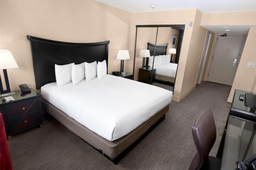 Habitación con vistas al perfil urbano - Con cama extragrande y bañera adaptada para personas con movilidad reducida/discapacidad auditiva del hotel Parc 55 San Francisco - A Hilton