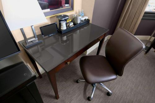 Habitación con vistas al perfil urbano - Con cama extragrande y bañera adaptada para personas con movilidad reducida/discapacidad auditiva del hotel Parc 55 San Francisco - A Hilton. Foto 2