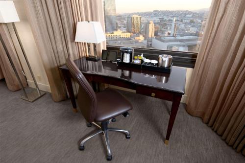 Suite Junior Deluxe con vistas - 1 cama extragrande del hotel Parc 55 San Francisco - A Hilton. Foto 4
