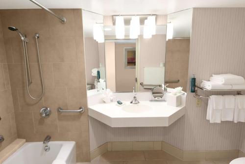Habitación con vistas al perfil urbano - 2 camas dobles - Adaptada para personas con discapacidad auditiva del hotel Parc 55 San Francisco - A Hilton. Foto 3