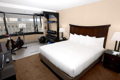 Habitación con vistas y cama extragrande del hotel Parc 55 San Francisco - A Hilton. Foto 2