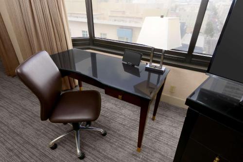 Habitación Esquinera con cama extragrande del hotel Parc 55 San Francisco - A Hilton