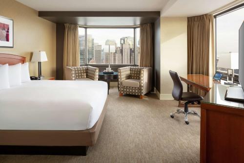 Habitación Doble Deluxe en esquina con cama grande del hotel Parc 55 San Francisco - A Hilton