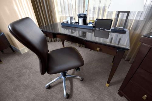 Habitación Doble Deluxe en esquina con cama grande del hotel Parc 55 San Francisco - A Hilton. Foto 2