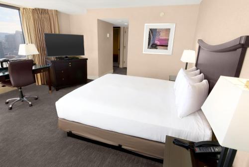 Habitación Doble Deluxe en esquina con cama grande del hotel Parc 55 San Francisco - A Hilton. Foto 3