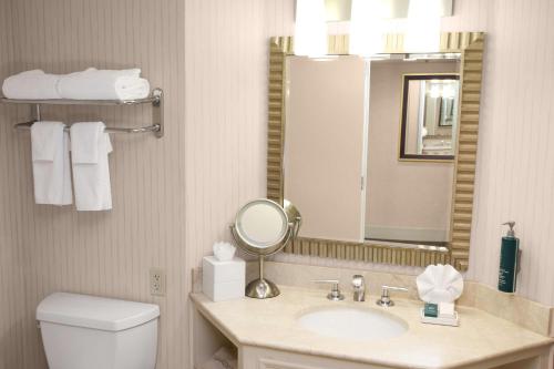 Habitación Doble Deluxe en esquina con cama grande del hotel Parc 55 San Francisco - A Hilton. Foto 4
