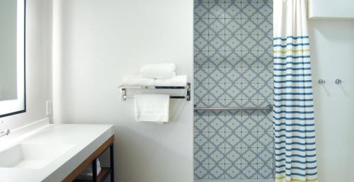 Family Suite with Two Queen Beds and Mobility Accessible Roll - in Shower del hotel Spero. Foto 1