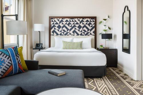 Suite adaptada para personas con movilidad reducida y ducha a ras de suelo - Cama extragrande del hotel Spero
