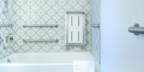 Habitación Estándar con bañera adaptada para personas con discapacidad - Cama extragrande del hotel Spero. Foto 1