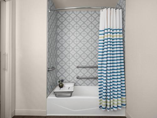Habitación Estándar con bañera adaptada para personas con discapacidad - Cama extragrande del hotel Spero. Foto 5
