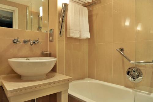 Habitación Individual Deluxe del hotel Park Grand London Heathrow. Foto 2