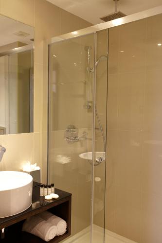 Habitación Triple Deluxe del hotel Park Grand London Heathrow. Foto 3