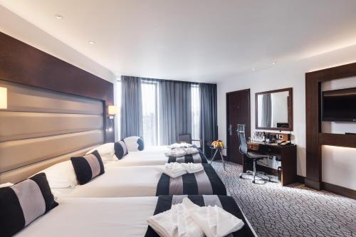Habitación Cuádruple Deluxe del hotel Park Grand London Heathrow. Foto 1