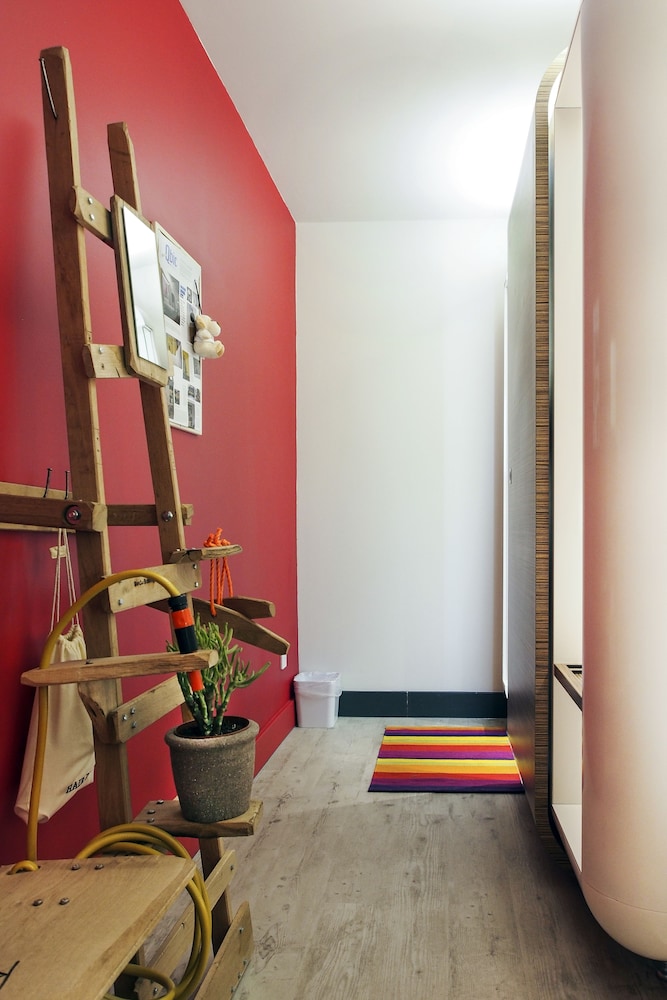 Habitación doble, sin ventanas del hotel The Corner London City. Foto 1