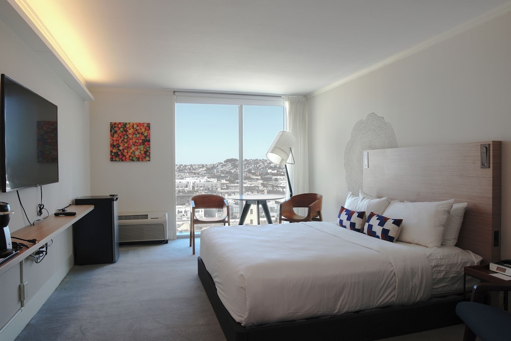 1 DBL Bed, Mobility and Hearing Impaired Access Room, Roll - In Shower, Non Smoking del hotel BEI San Francisco, Trademark Collection by Wyndham