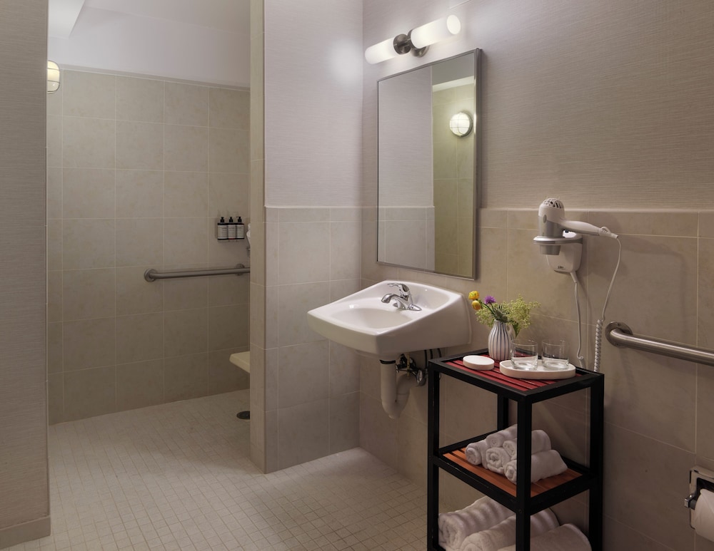 1 DBL Bed, Mobility and Hearing Impaired Access Room, Roll - In Shower, Non Smoking del hotel BEI San Francisco, Trademark Collection by Wyndham. Foto 4