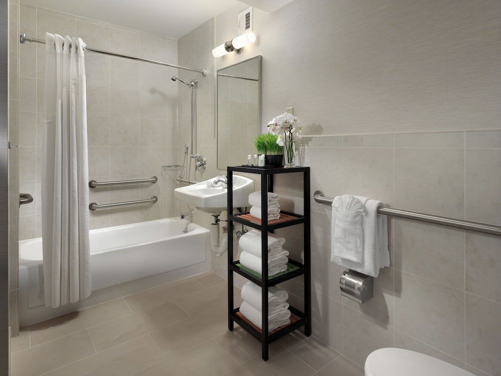1 DBL Bed, Mobility/Hearing Impaired Access Room, Tub w/ Grab Bars, Non Smoking del hotel BEI San Francisco, Trademark Collection by Wyndham. Foto 2