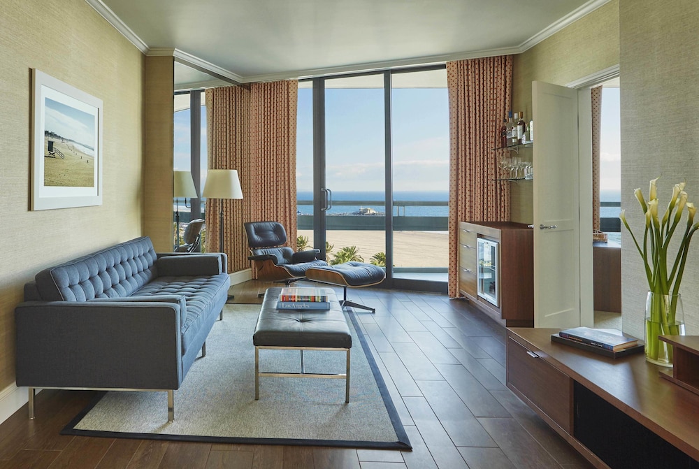 Suite, 1 cama de matrimonio grande, vistas al mar, en una planta alta del hotel Fairmont Miramar and Bungalows. Foto 2