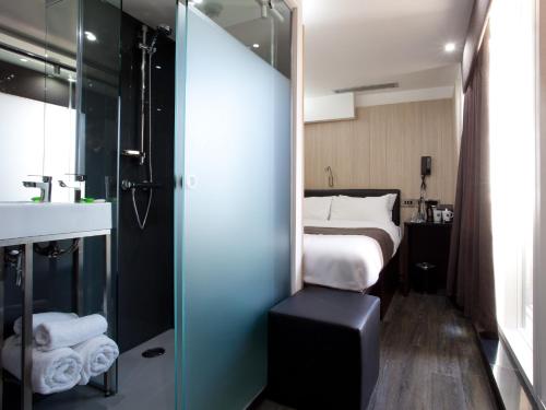 Habitación Club con 1 cama grande del hotel Z Hotels London Soho. Foto 2