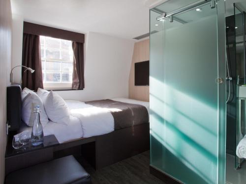 Habitación Club con 1 cama grande del hotel Z Hotels London Soho. Foto 3