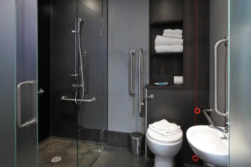 Habitación adaptada para personas con movilidad reducida - Cama grande del hotel Z Piccadilly. Foto 1