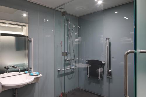 Habitación adaptada para personas con movilidad reducida - Cama grande del hotel Z Piccadilly. Foto 2