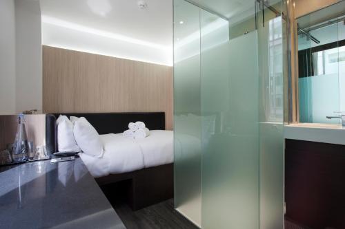 Habitación sin ventana - 1 cama grande del hotel Z Piccadilly. Foto 1