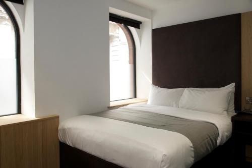 Habitación con cama grande del hotel Z Piccadilly