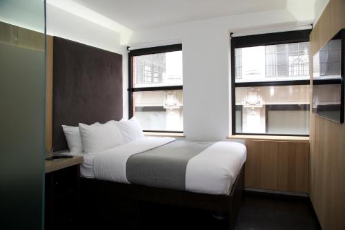 Habitación con cama grande del hotel Z Piccadilly. Foto 2