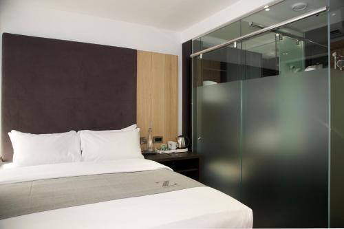 Habitación con cama grande del hotel Z Piccadilly. Foto 3