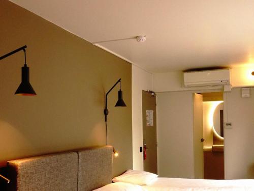 Habitación Estándar - 1 cama doble y 1 individual del hotel Ibis Lille Centre Grand Place. Foto 4