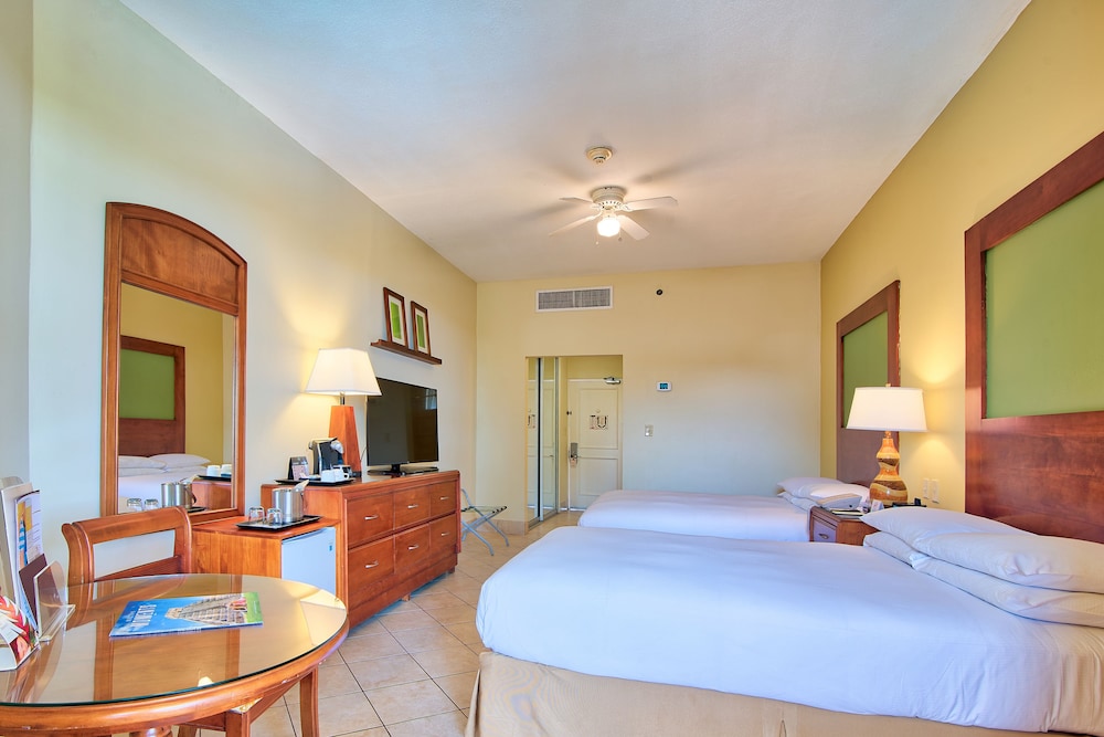 Ocean View 2 Double Beds del hotel Fiesta Resort Central Pacific - All Inclusive. Foto 1