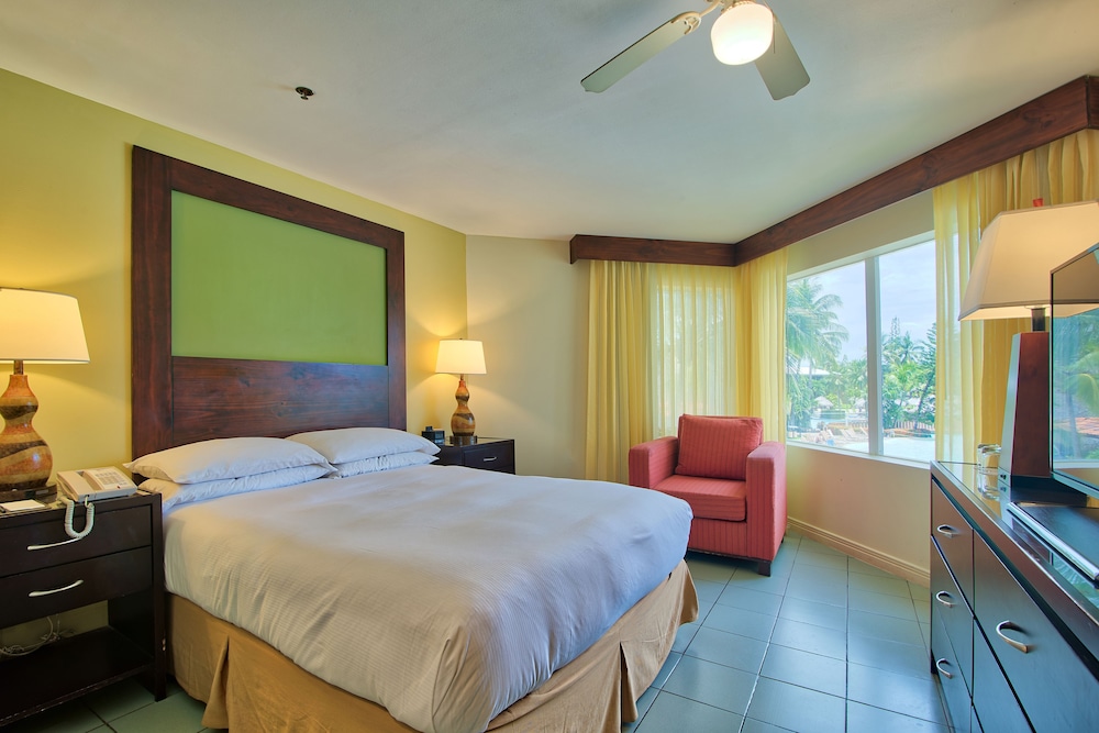 JR Suite Pool View del hotel Fiesta Resort Central Pacific - All Inclusive