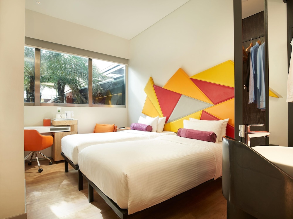 Habitación estándar Twin con vistas a la piscina del hotel Ibis Styles Singapore On Macpherson