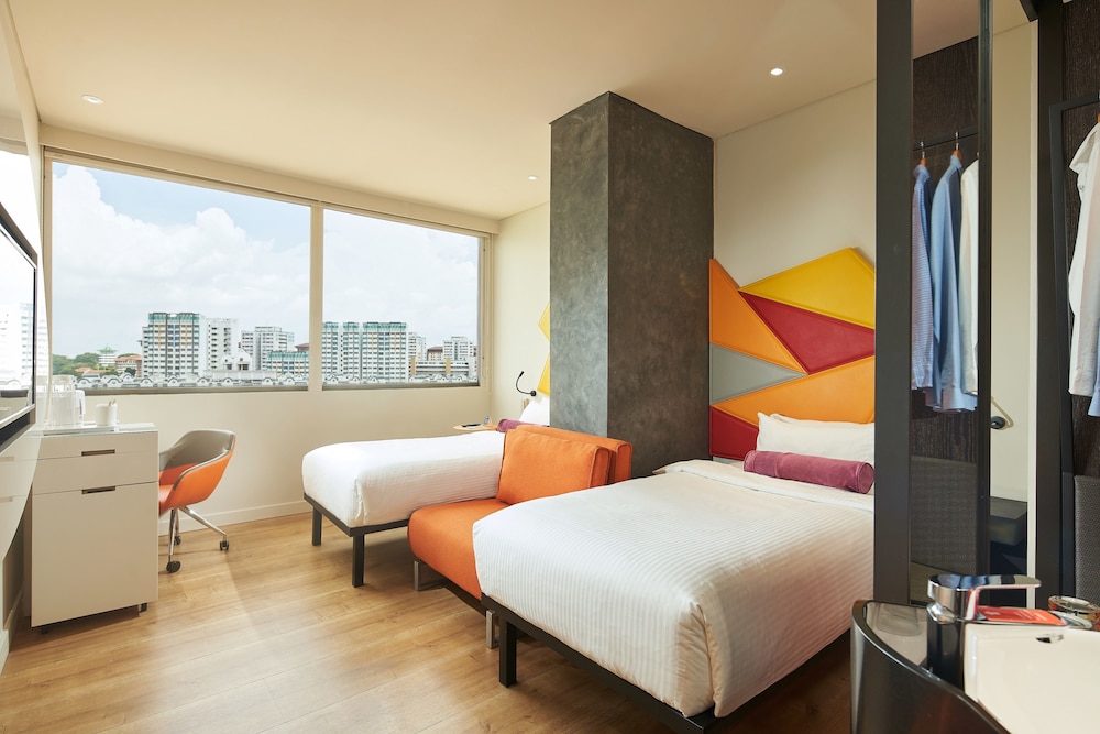 Habitación estándar Twin con vistas a la piscina del hotel Ibis Styles Singapore On Macpherson. Foto 4